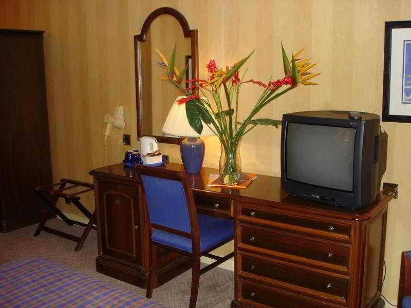ホテル ラマダ バイ ウィンダム クロウリー ガトウィク クローリー 部屋 写真